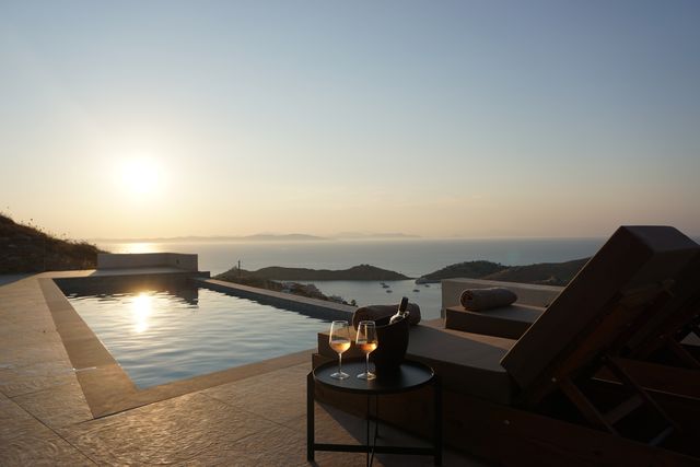 Η βίλα πάνω από το Αιγαίο / The villa above the Aegean
